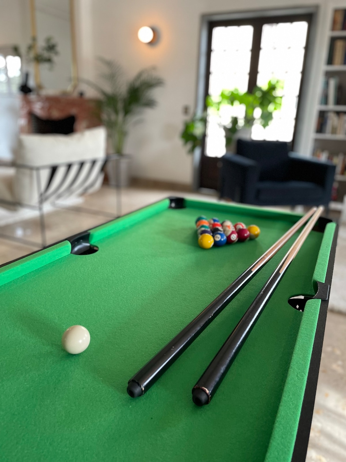 Mini pool table