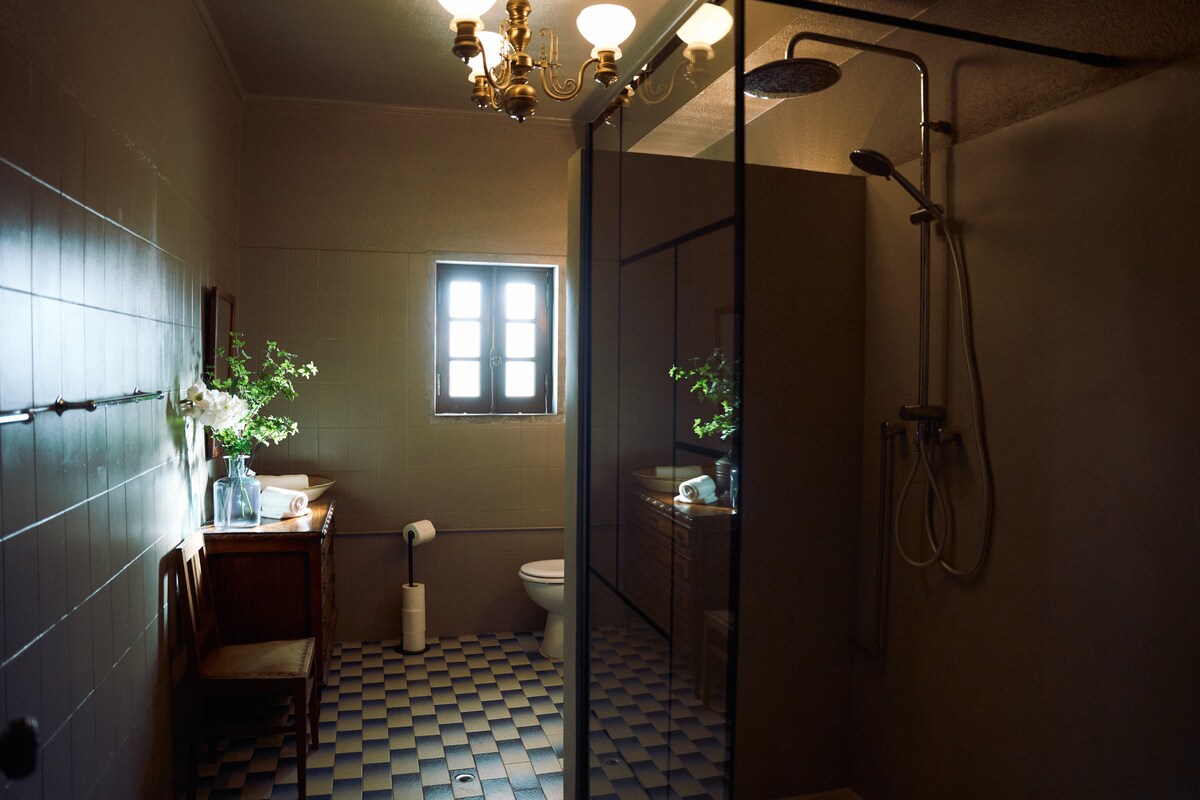 Full bathroom 4