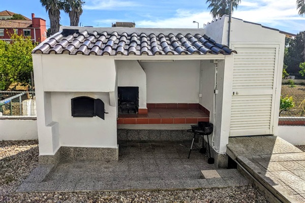 Outdoor BBQ with forno oven